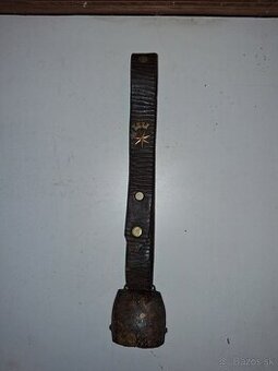 Starožitný pastiersky zvonec s dekorovaným remeňom (Koruna a