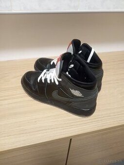 Nike Air Jordan 1 Mid SE. Black metalic