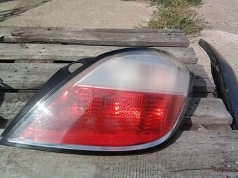 Opel astra H zadne svetlo a spatne zrkadla