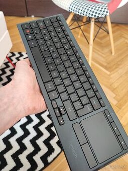 Logitech K830 - bezdrôtová klávesnica s touchpadom