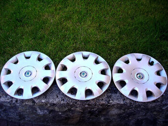 Predám 3ks starších originál 15" puklíc Škoda Octavia II