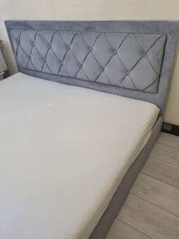 Postel 200×180cm s dvomi madracmi