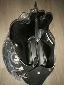 Predam ciernu kabelku Guess - 1