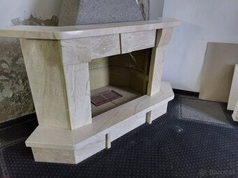 Mramorový rohový krb