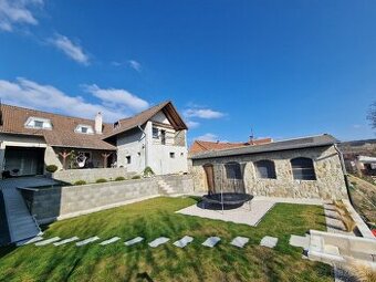 Krásny, moderný, svetlý a zaujímavo riešený dom na predaj