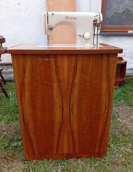 Minerva šijací stroj, stoličky Thonet, starožitna pokladňa