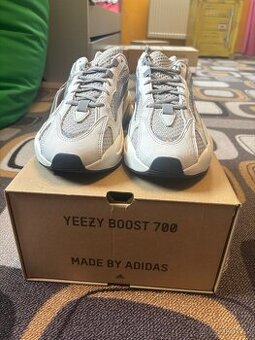 Yeezy Boost 700 V2 Static EU45 1/3