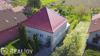 Ponúkame na predaj rodinný dom s garážou a veľkým pozemkom v