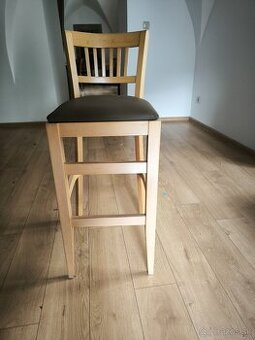 Predám vysoké barové stolicky s operadlom