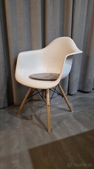 Jedálenské stoličky