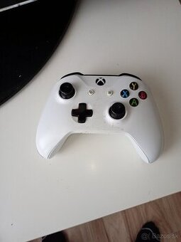 Predám Xbox one  s mechaniku na cd 500 gb