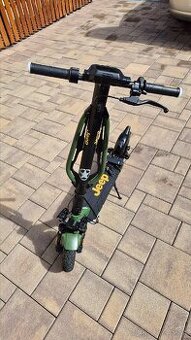 Predám zánovnú kolobežku Jeep 2XE Adventurer.