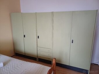 Krásna drevená skriňa
