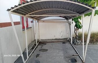 Prístrešok na auto.
