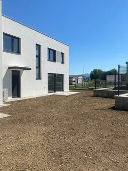 Na predaj ponúkam 5 izbovú novostavbu rodinného domu.