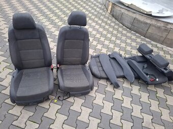 VW Golf V.    Sedačky