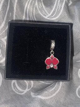 Visací prívesok Pandora – červená orchidea