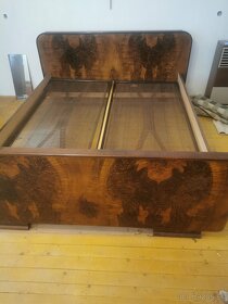 Historicka posteľ a nočný stolík