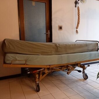 Polohovatelná postel