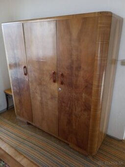 Retro vešacia skriňa