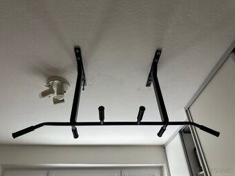 Predám stropnú hrazdu – pevná oceľová