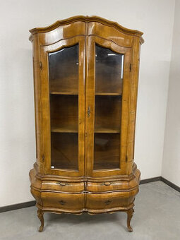 štíhla vitrína v barokovom štýle