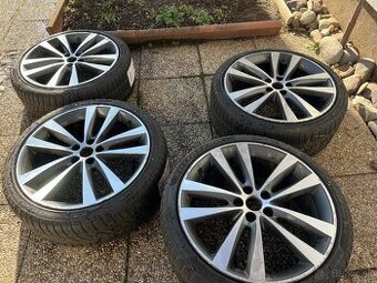 Originál 19 ky Jaguar XE S disky so zimnými pneu Pirelli.
