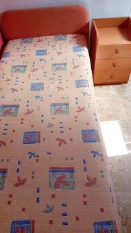 Posteľ s úložnym priestorom a nočný stolík so šuflíkmi