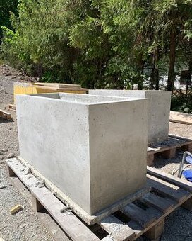 Betónový kvetináč