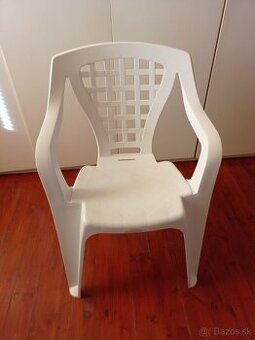 Záhradné stoličky a stol