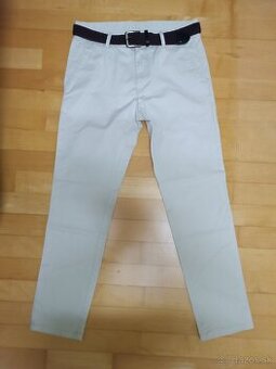 Pánske béžové nohavice s opaskom