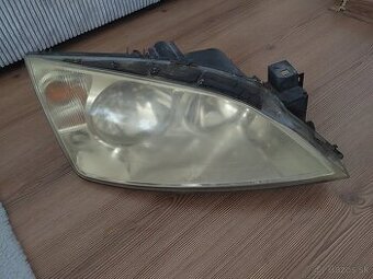 Ford mondeo predné svetlo