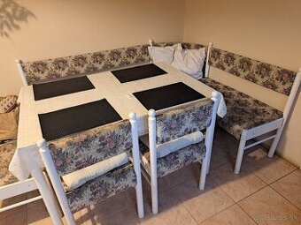 Kuchynska rohová lavica, stol, 2 stolicky, jedna taburetka..