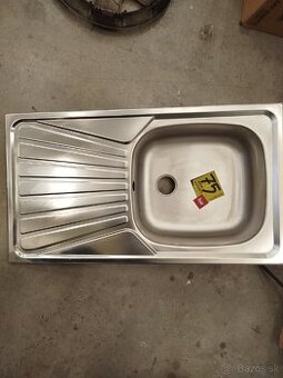 Predám nikdy nepoužitý nerezový drez aj s potrubím na odpad