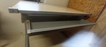 Predám písací stôl.