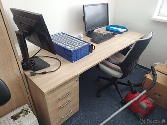 Kancelársky pracovný stôl
