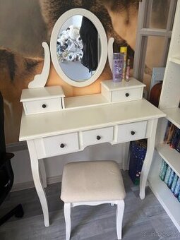 Kozmeticky stolík