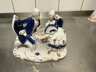 Porcelánová soška – galantná dvojica pri stole - vintage