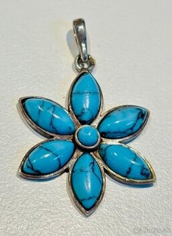 Strieborný prívesok s prírodnými tyrkysmi kvetina