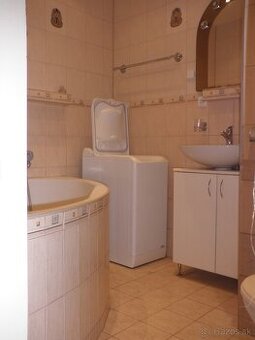 Nepriechodná samostatná izba v 3-izb. byte v širšom centre