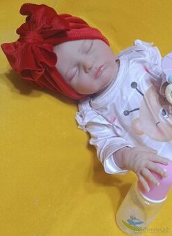 Realistické spinkajúce miminko