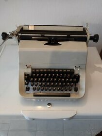 Písací stroj Lucznik.