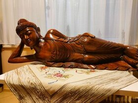Ležiaci drevený Budha