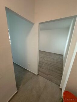 2 izbový zrekonštruovaný byt v centre mesta na 1.poschodí