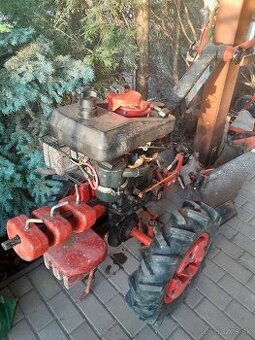 VARI traktor s príslušenstvom