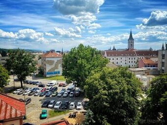 Prenajmem 3 izbový byt s loggiou v centre