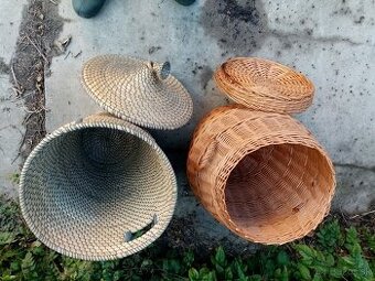 Prútený kôš, ten ľavý na foto je predaný.