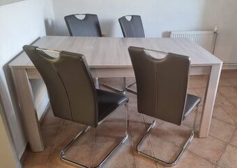 Predám stôl a stoličky.