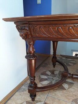 Masívny starožitný  stôl