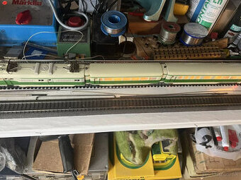 Motorový vozeň Märklin ST 800, zeleno-béžový Strešné rebrá